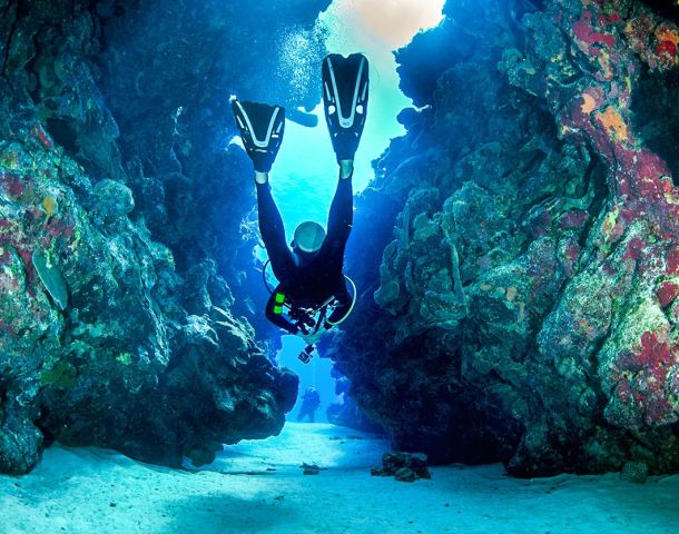 cayman brac divers between reef 1060x834 Min