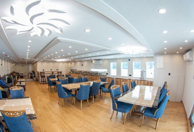 EmperorExplorer saloon1