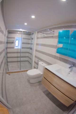 EmperorExplorer Main Deck Bath cabins 910